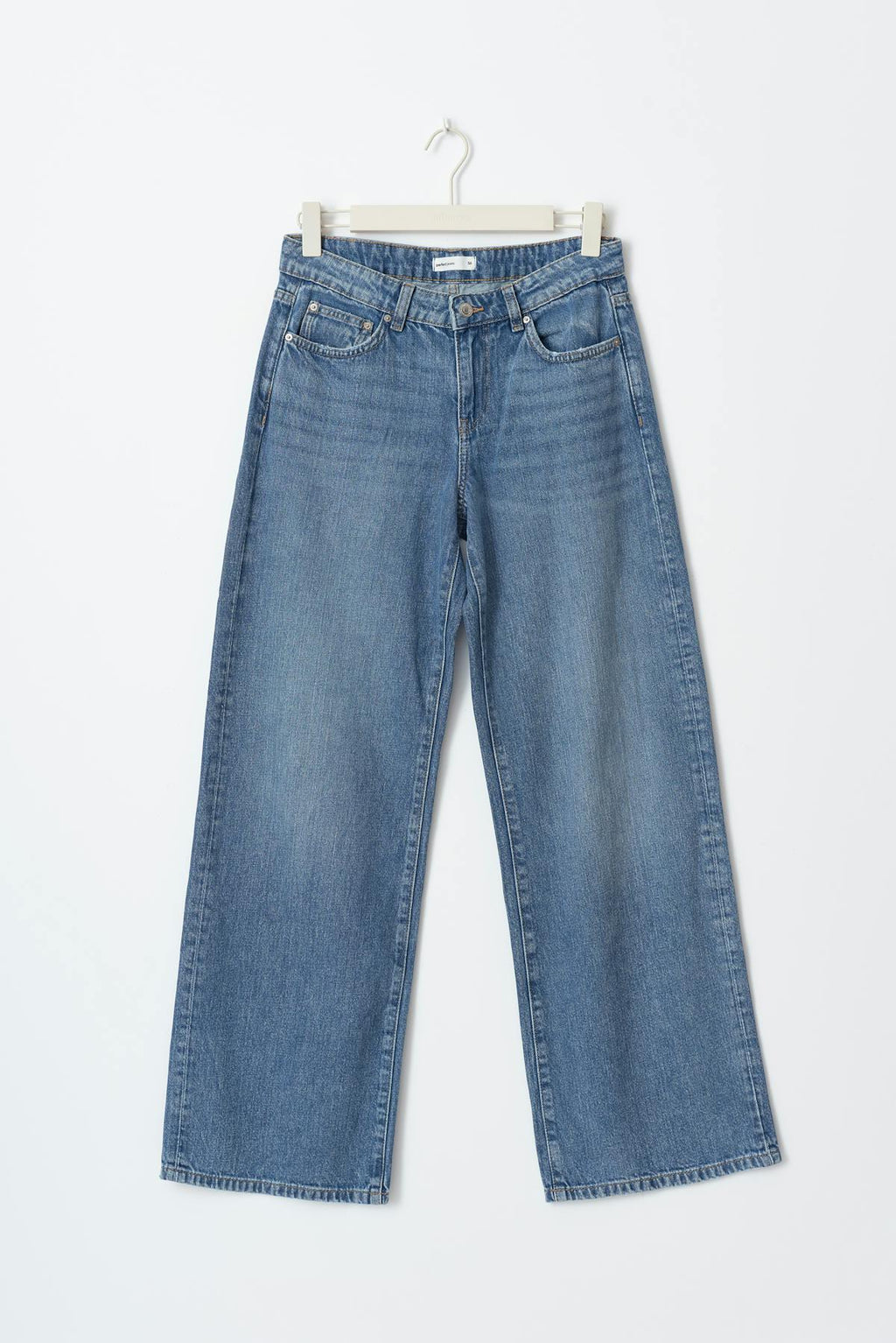 Low wide jeans