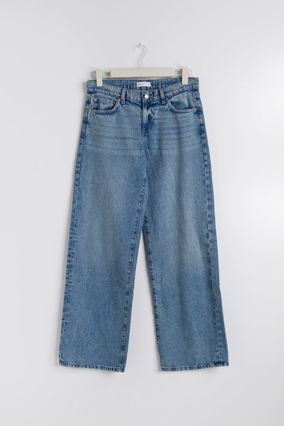 Low wide jeans