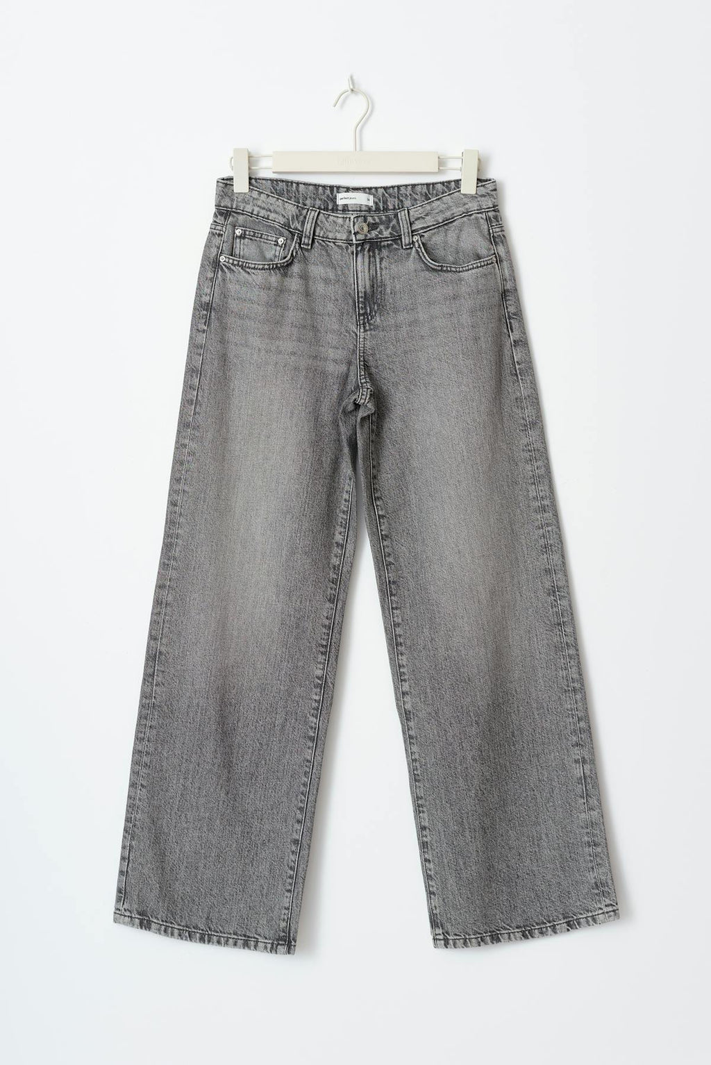 Low wide jeans
