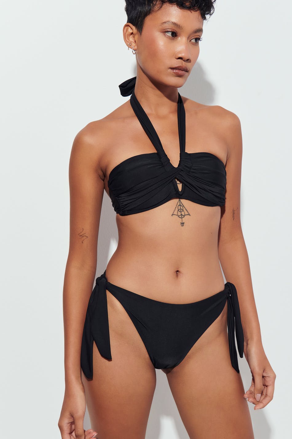 Crossed halterneck bikini top