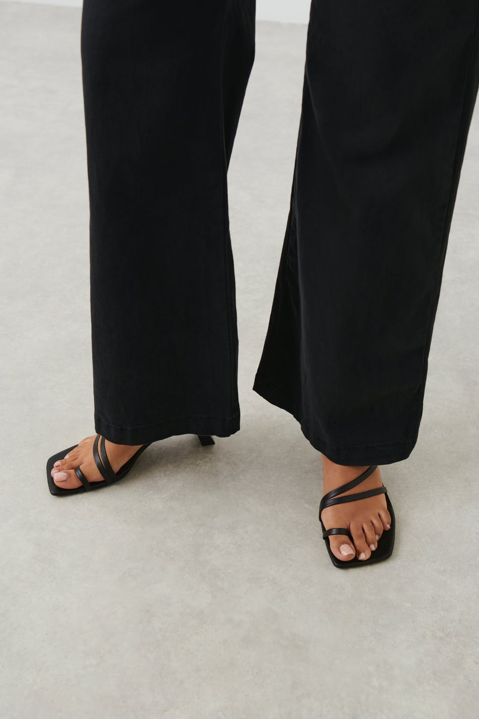 Low waist chinos trousers