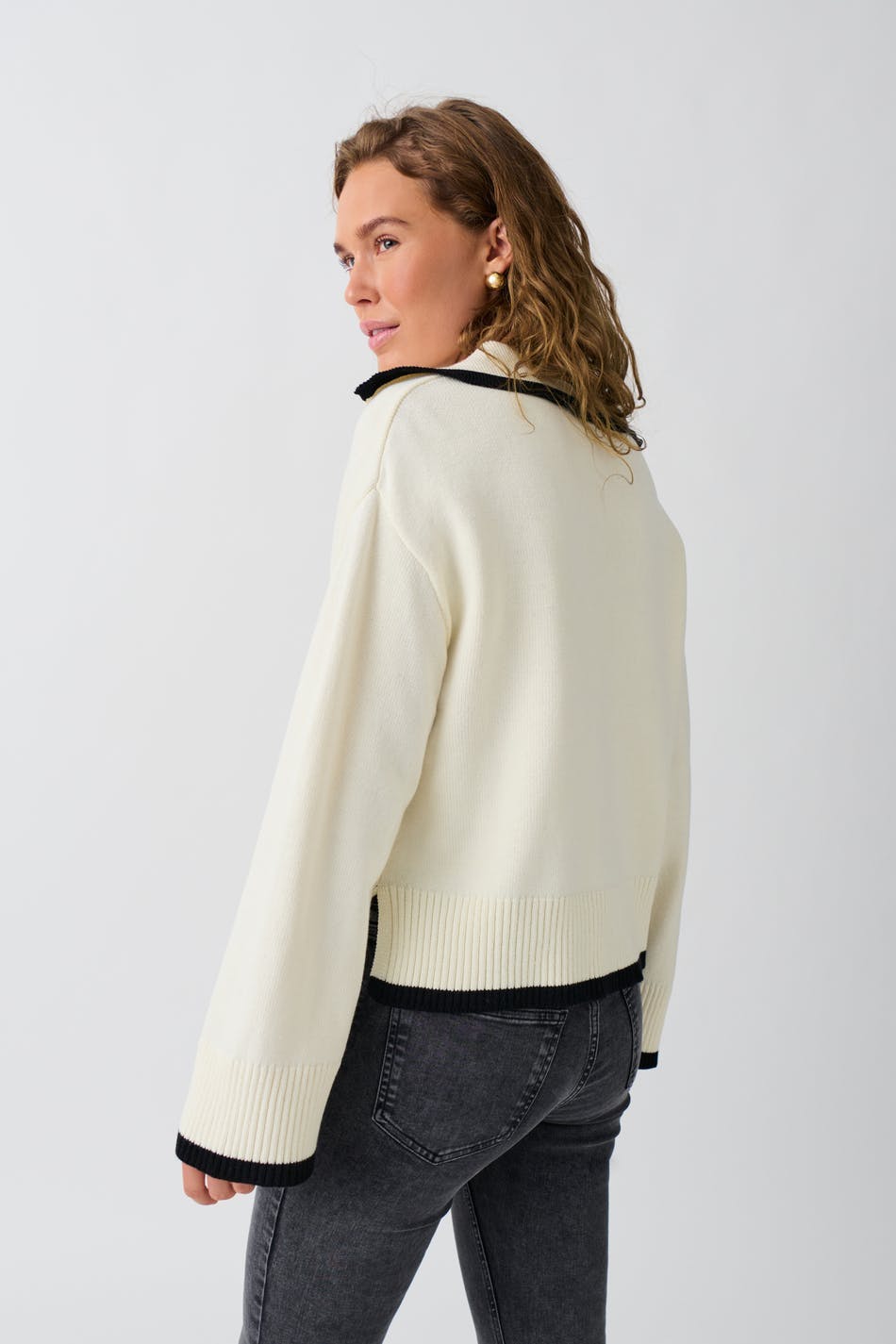 Knitted collar sweater