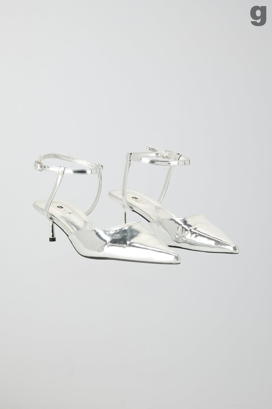 Pointed silver pumps