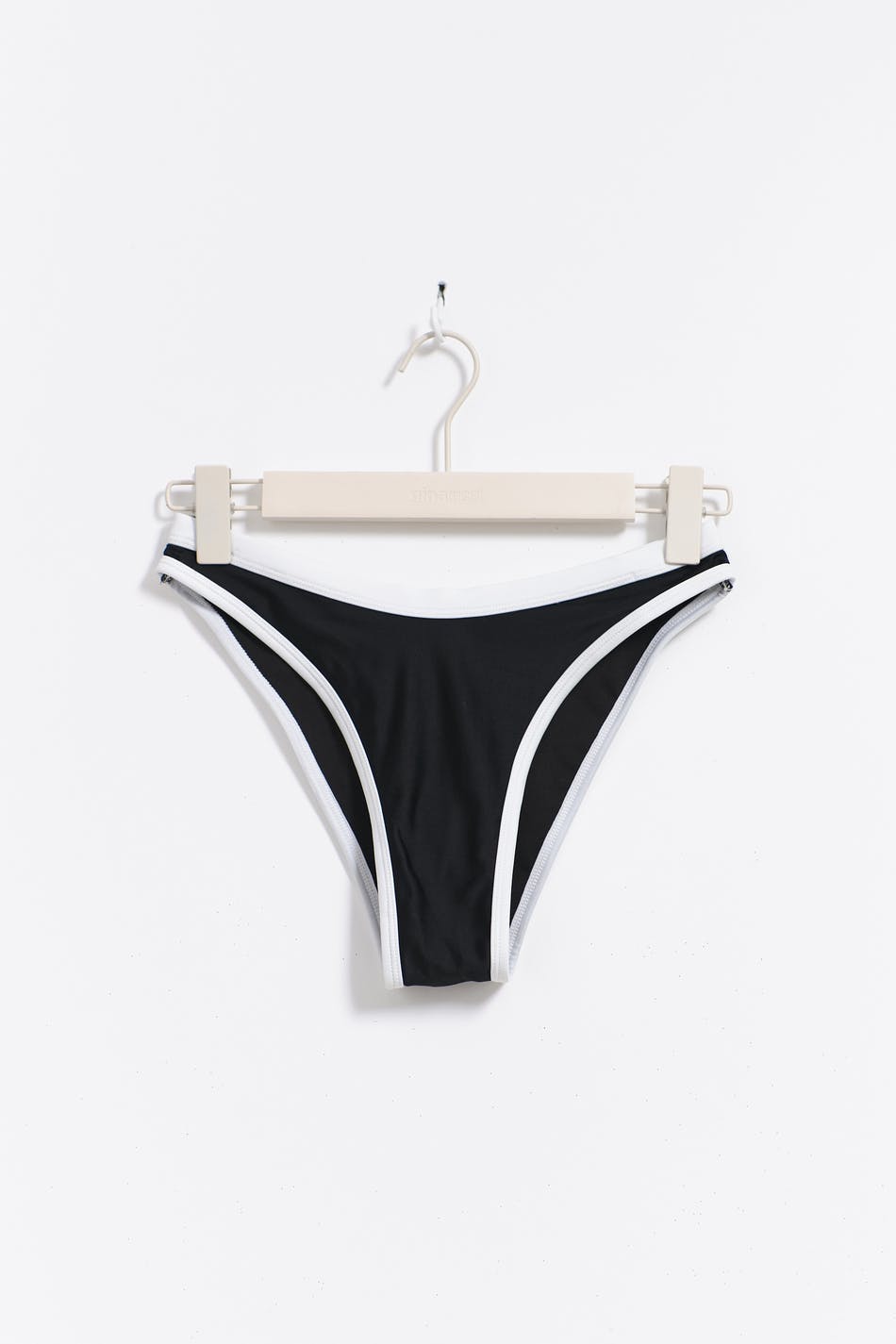 Contrast bikini brazilian