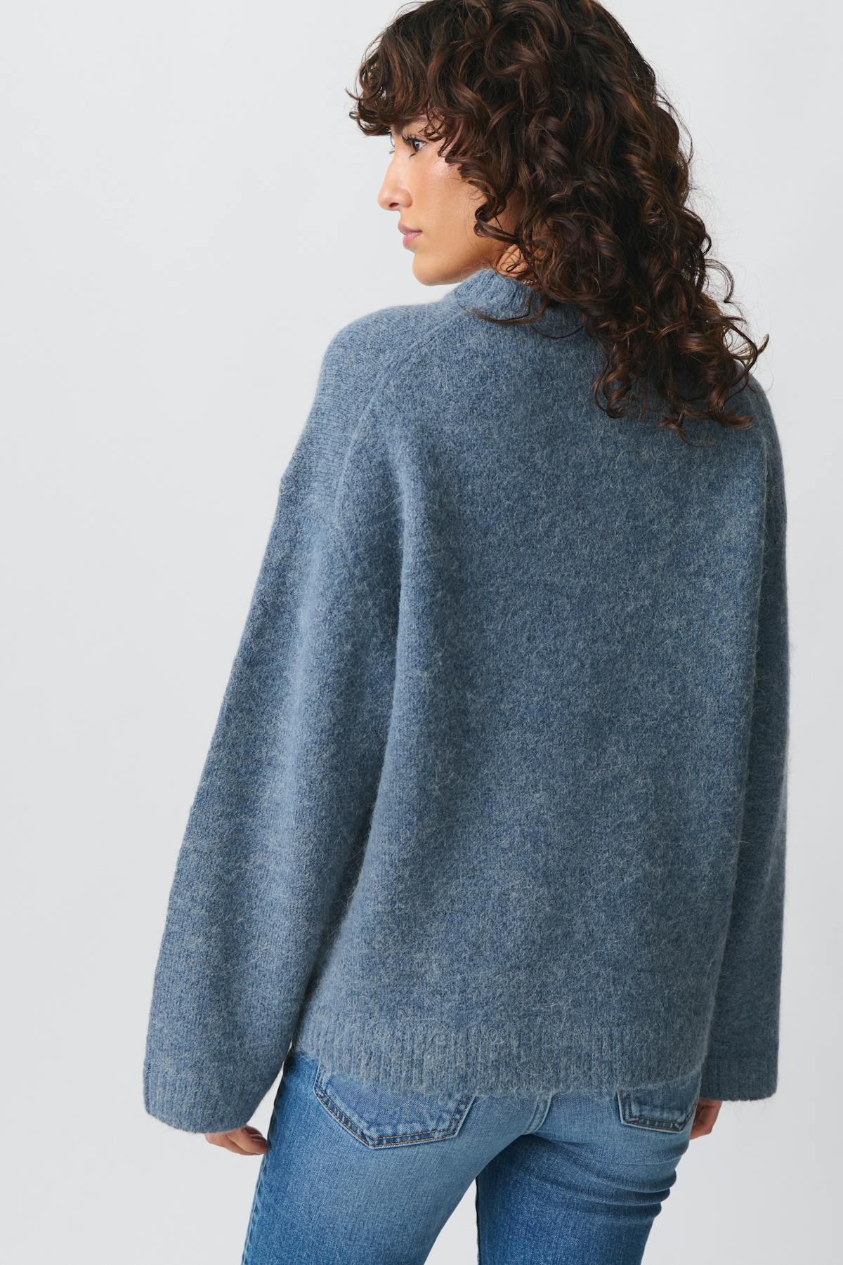 Crew neck knitted sweater