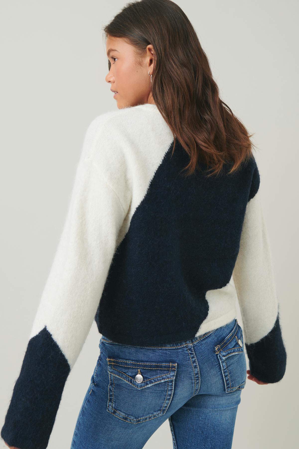 y knitted sweater