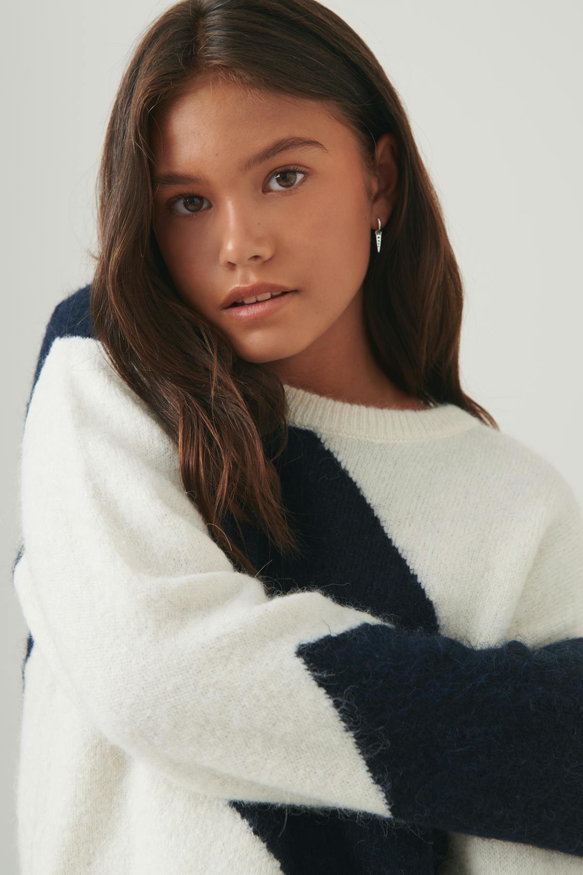 y knitted sweater