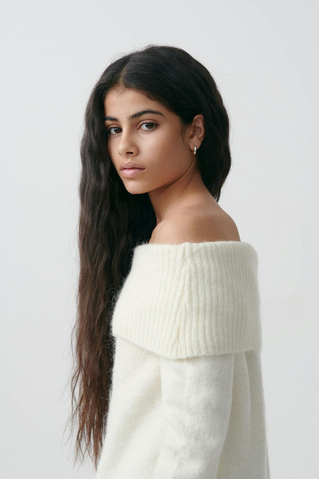 Y kn off shoulder sweater