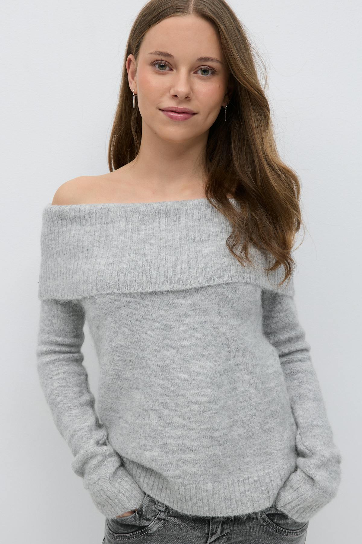 Y kn off shoulder sweater