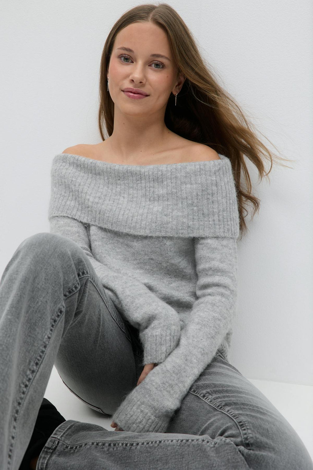 Y kn off shoulder sweater