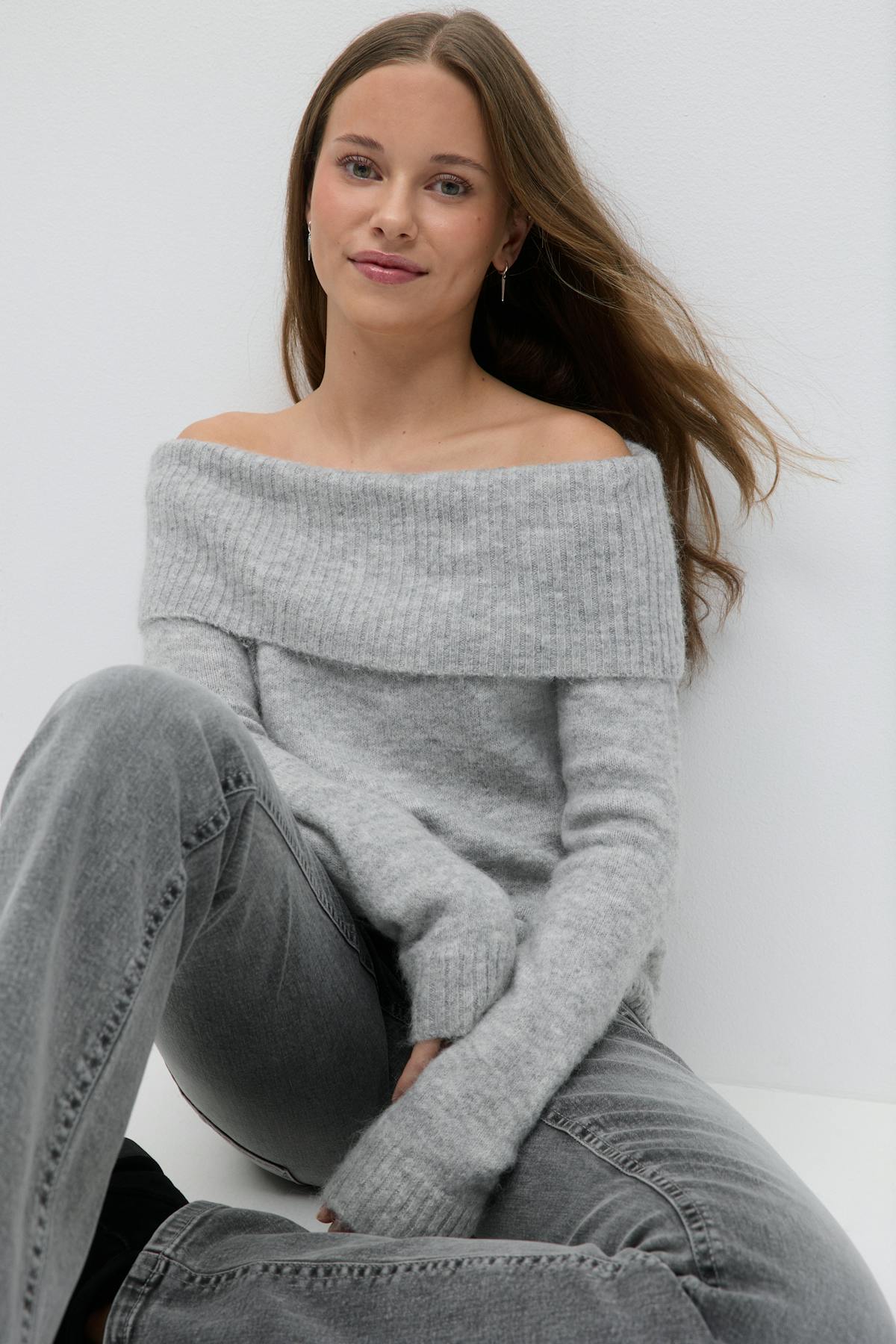 Y kn off shoulder sweater