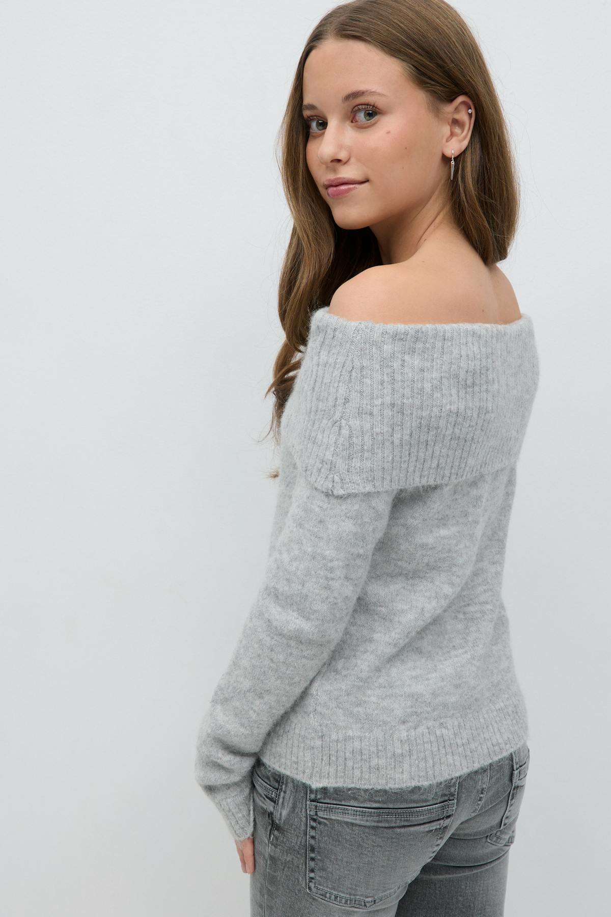 Y kn off shoulder sweater