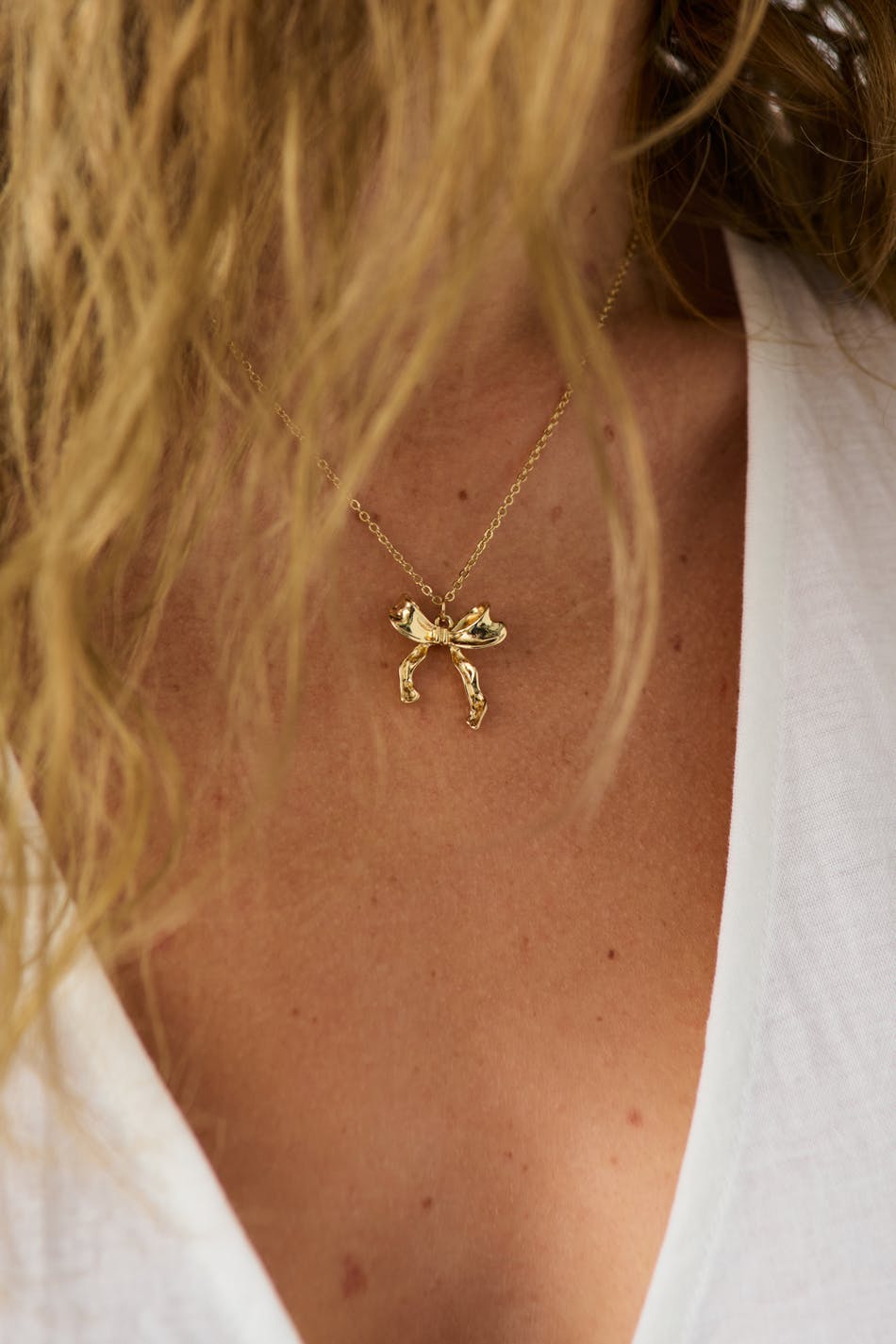 Bow necklace