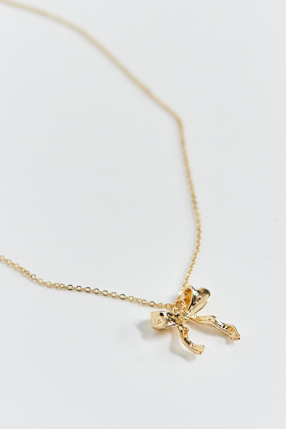 Bow necklace
