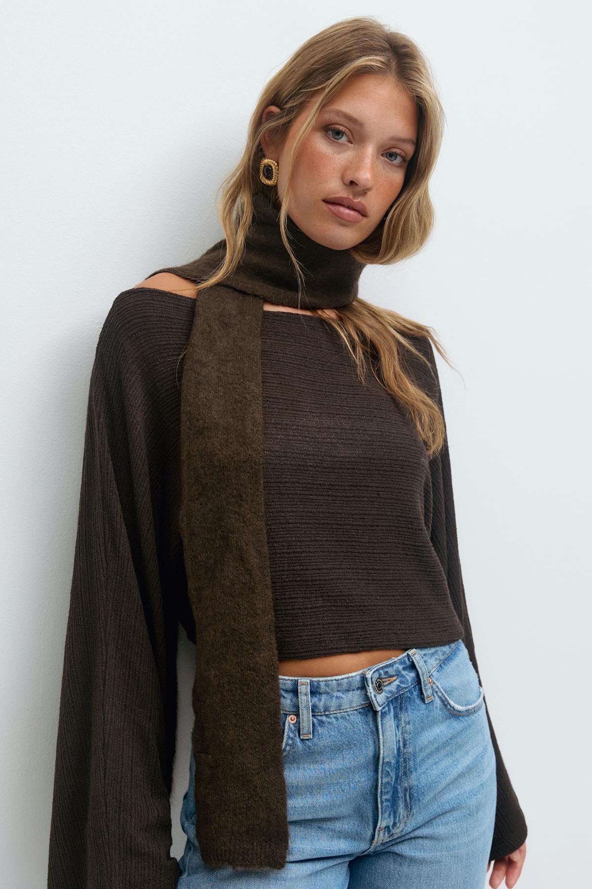 Knitted choker scarf
