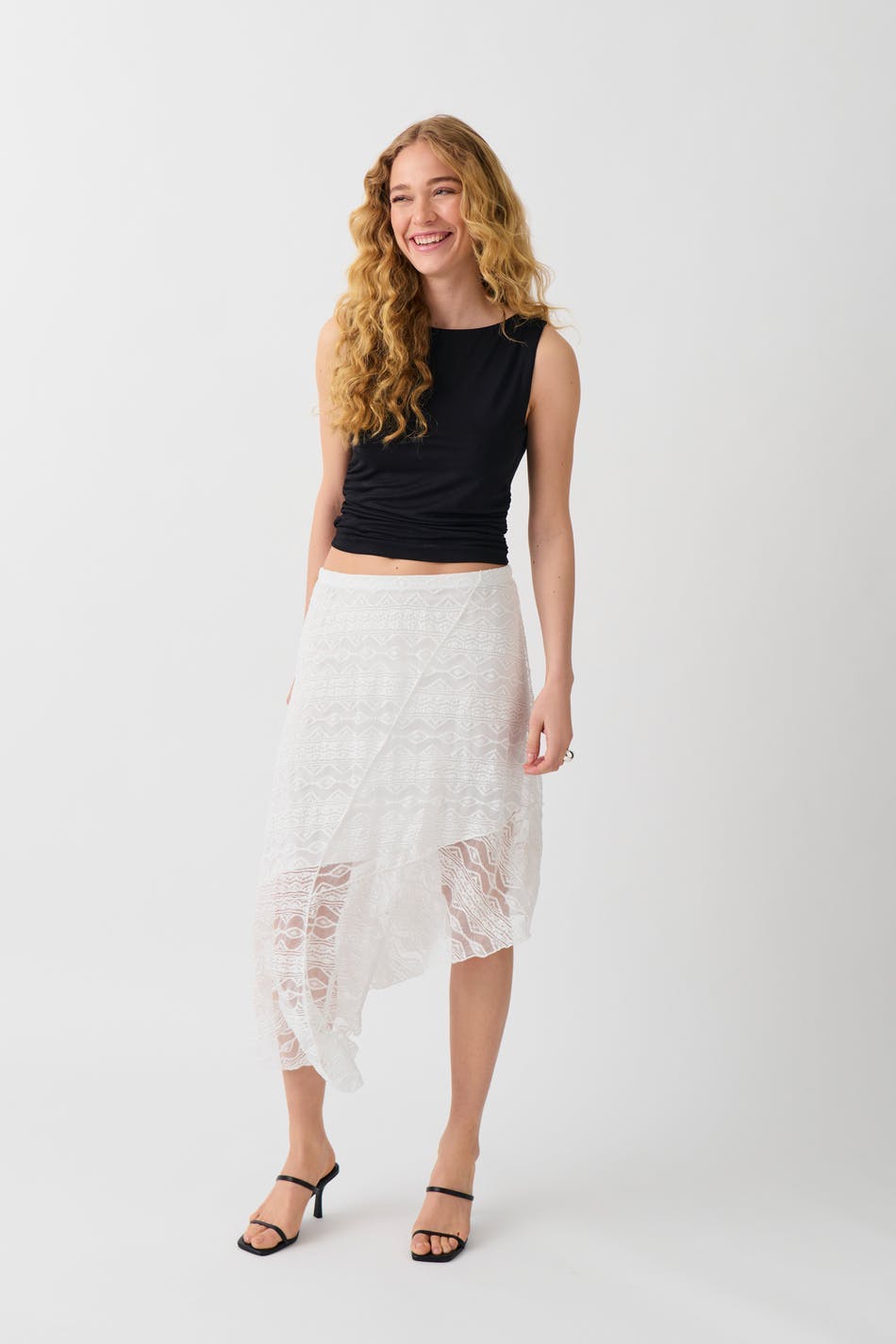 Assymetric lace skirt