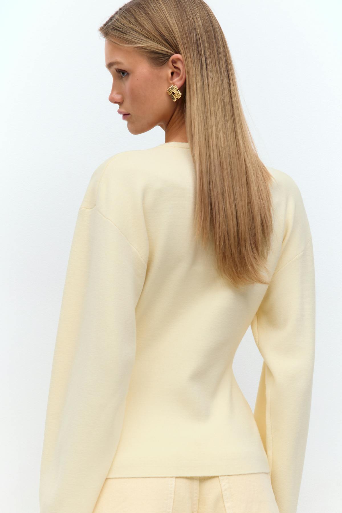 Shaped knitted cardigan