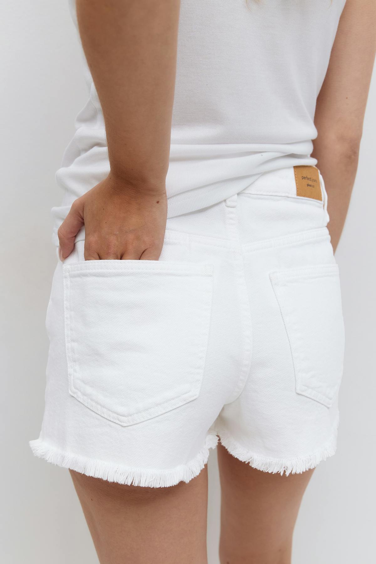 Slit denim shorts