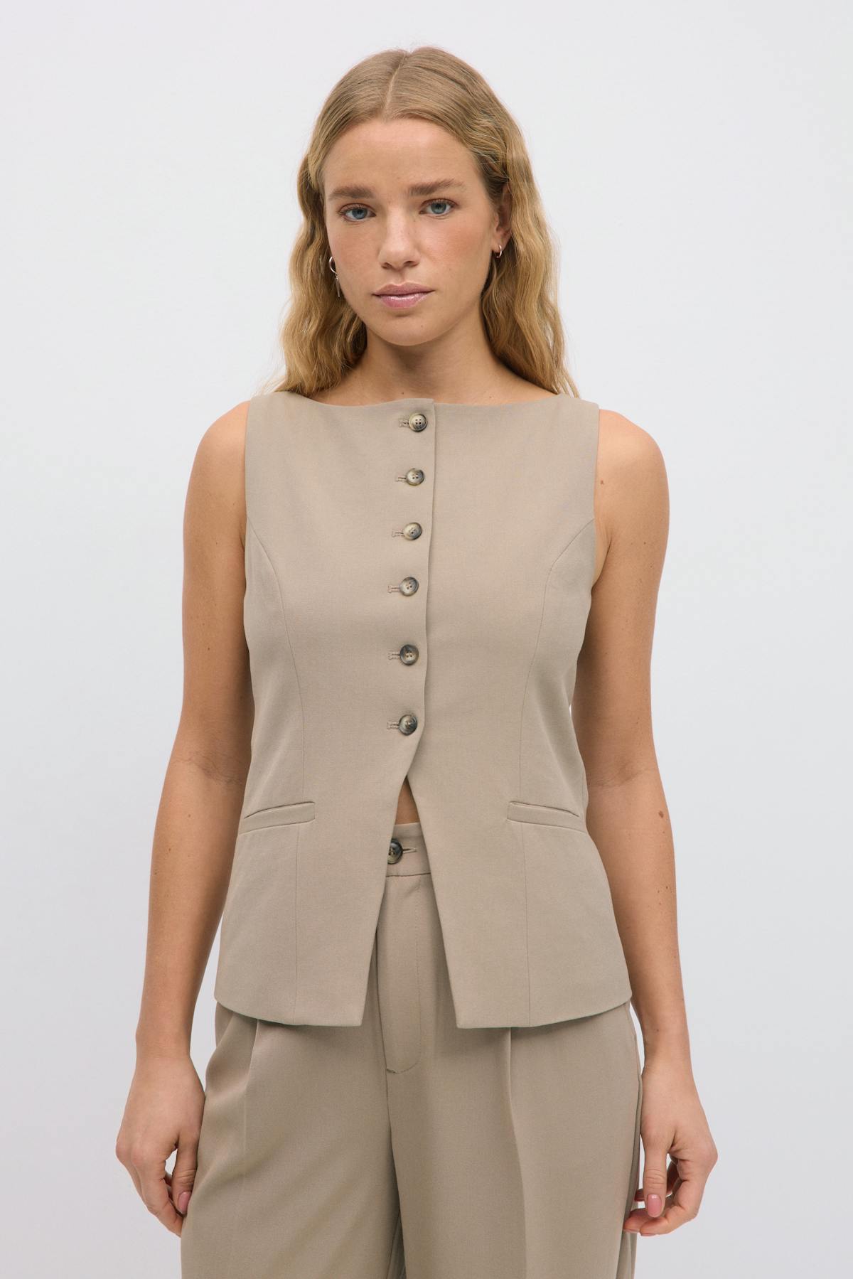 Tailored boatneck vest
