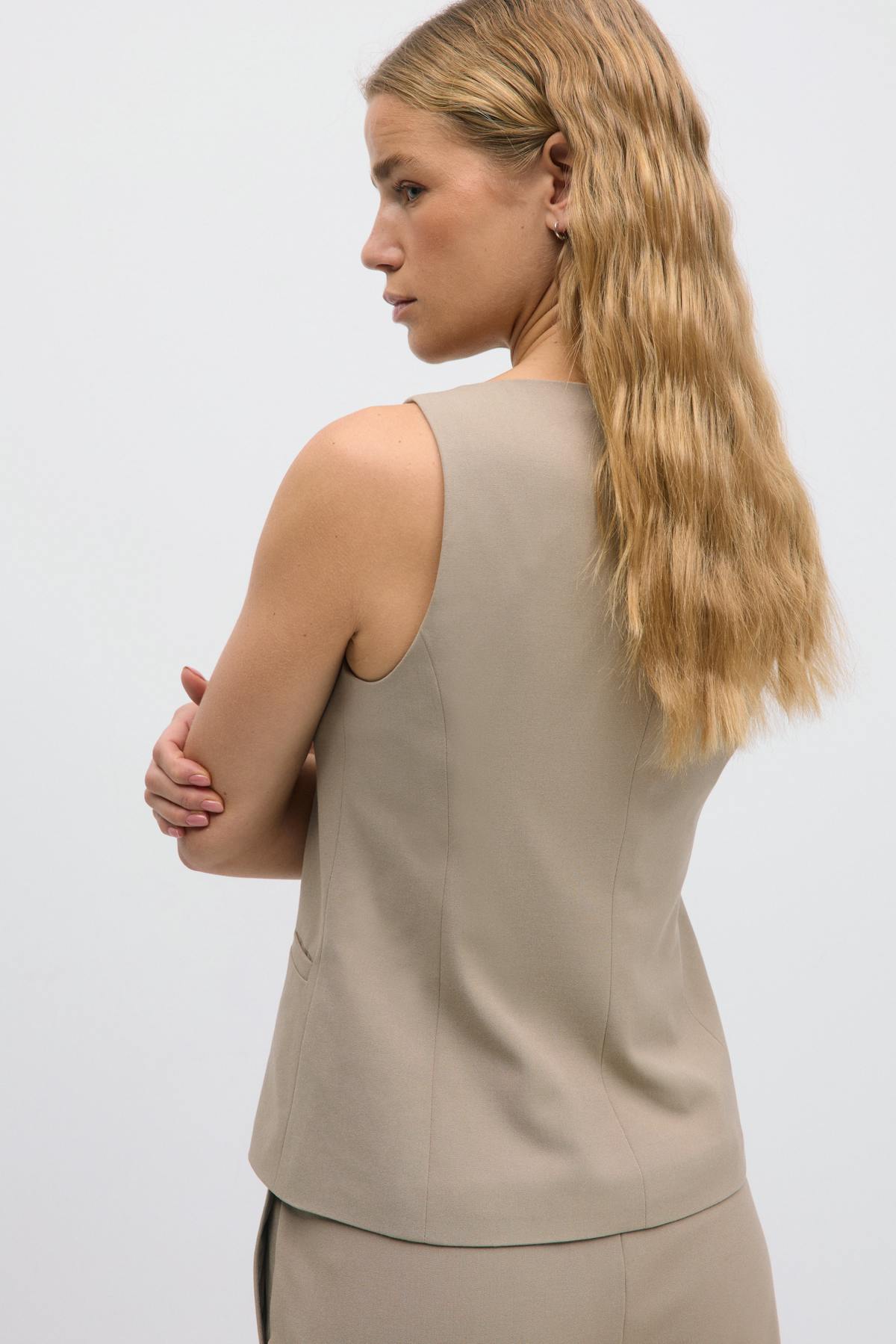 Tailored boatneck vest