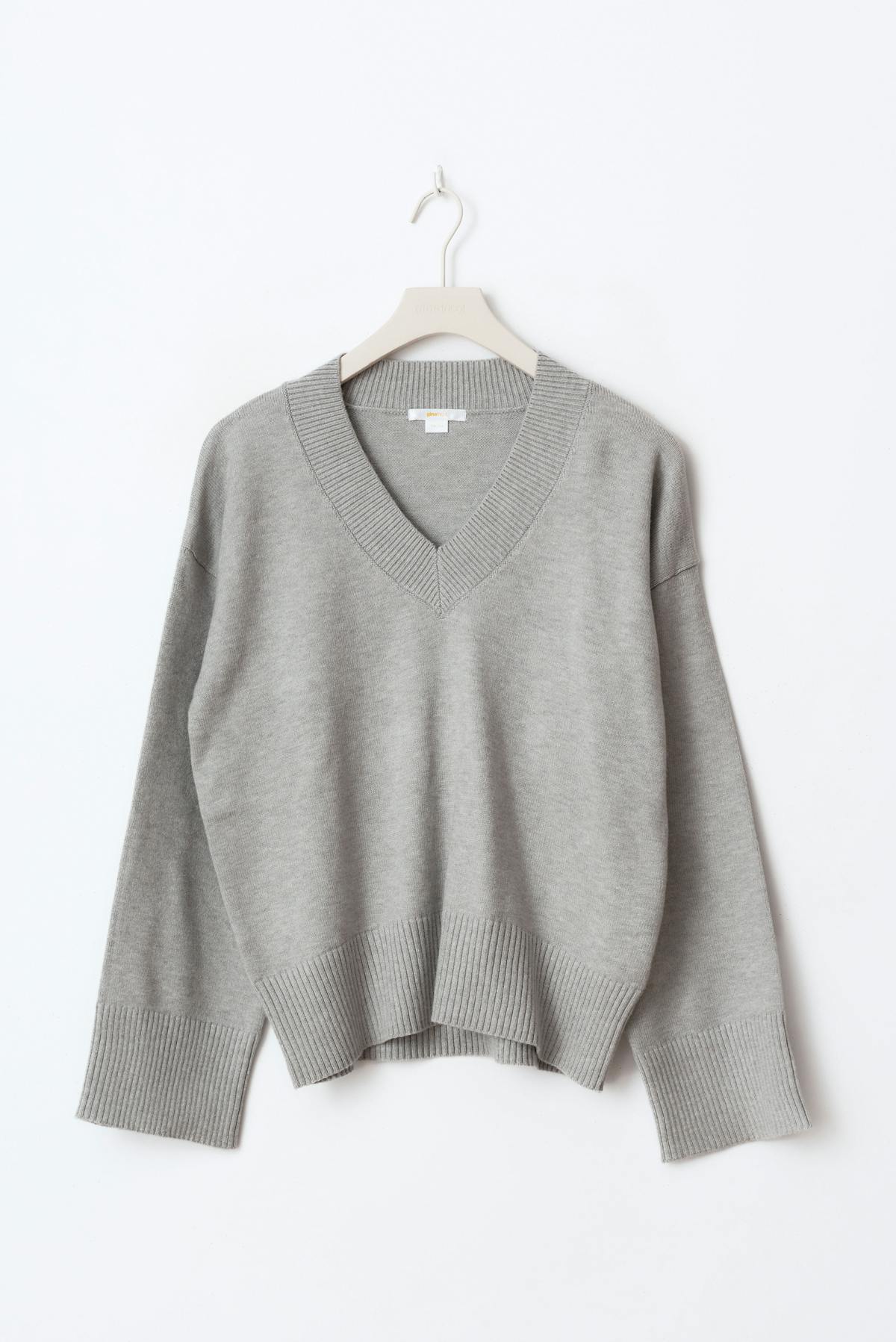 Y knit v-neck sweater