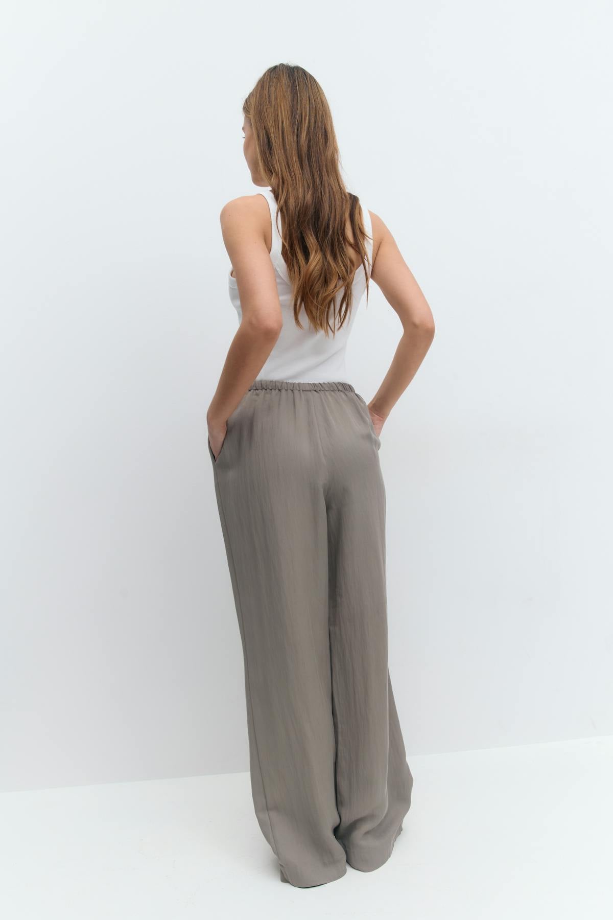 Relaxed wide trousers