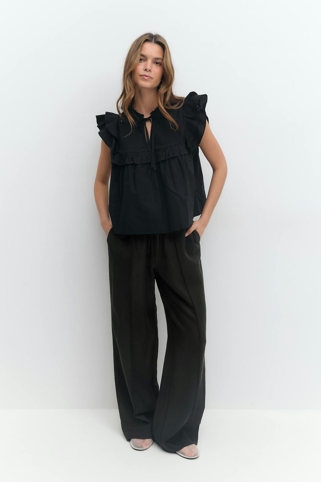 Relaxed wide trousers