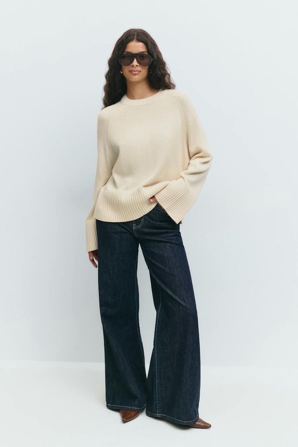 Round neck knitted sweater