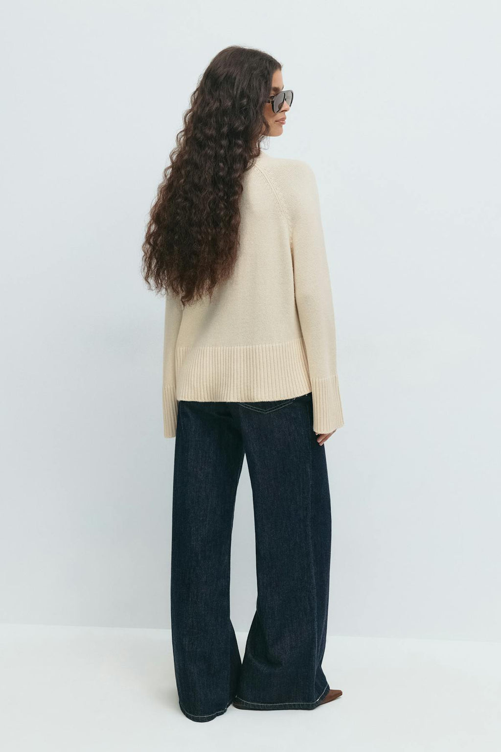 Round neck knitted sweater