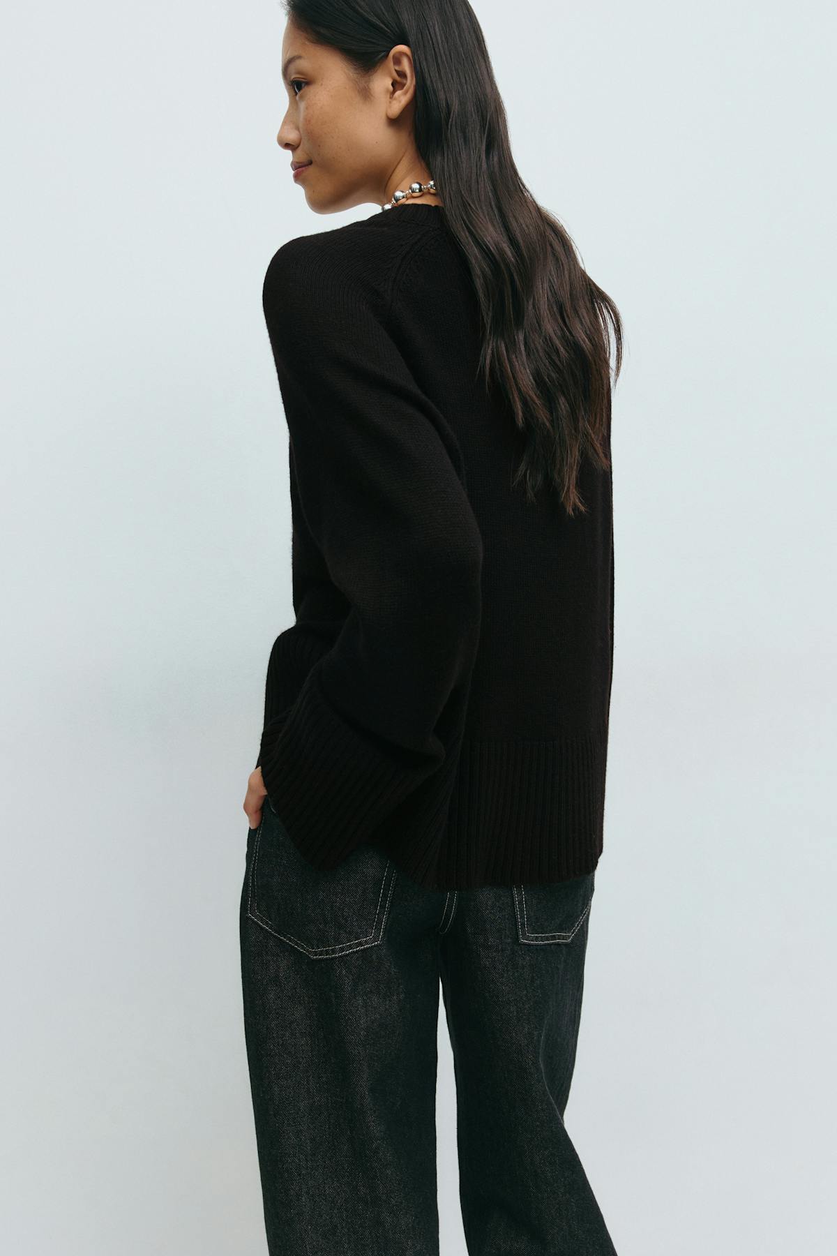 Round neck knitted sweater