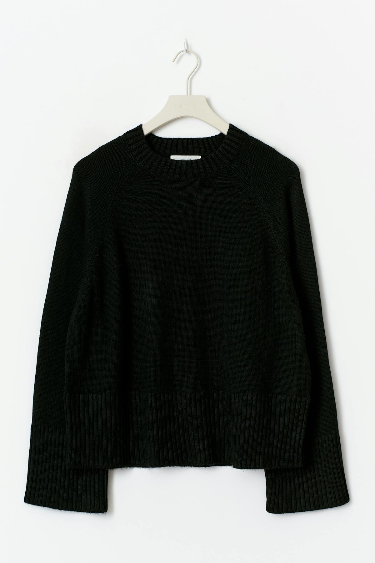 Round neck knitted sweater