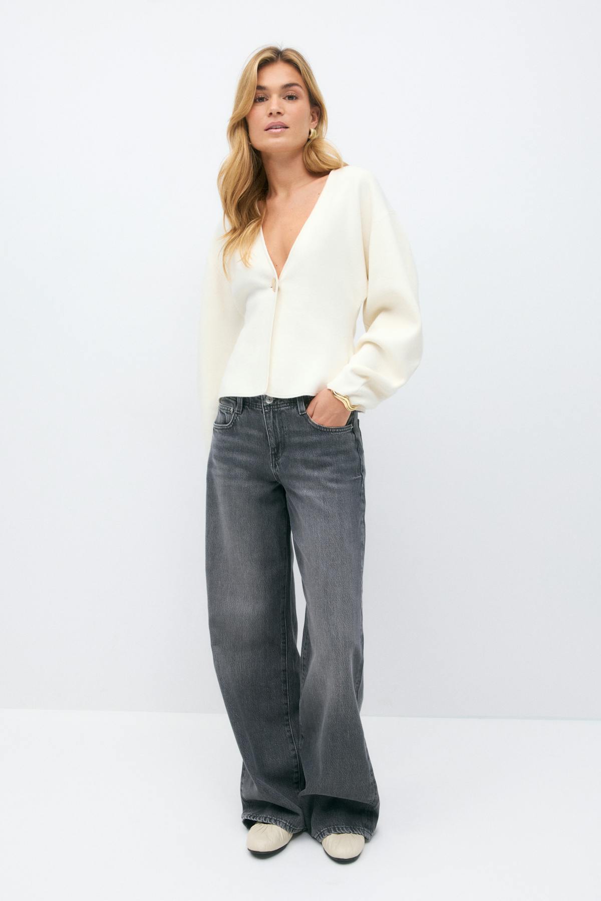 Shaped knitted cardigan