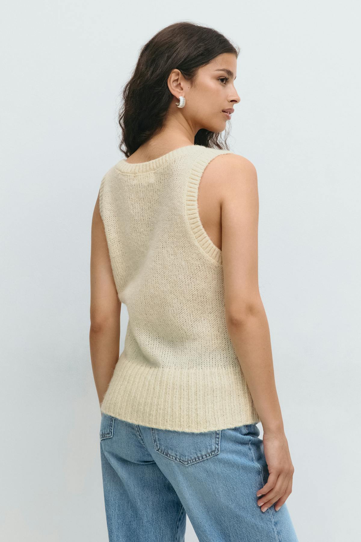 Loose knitted vest