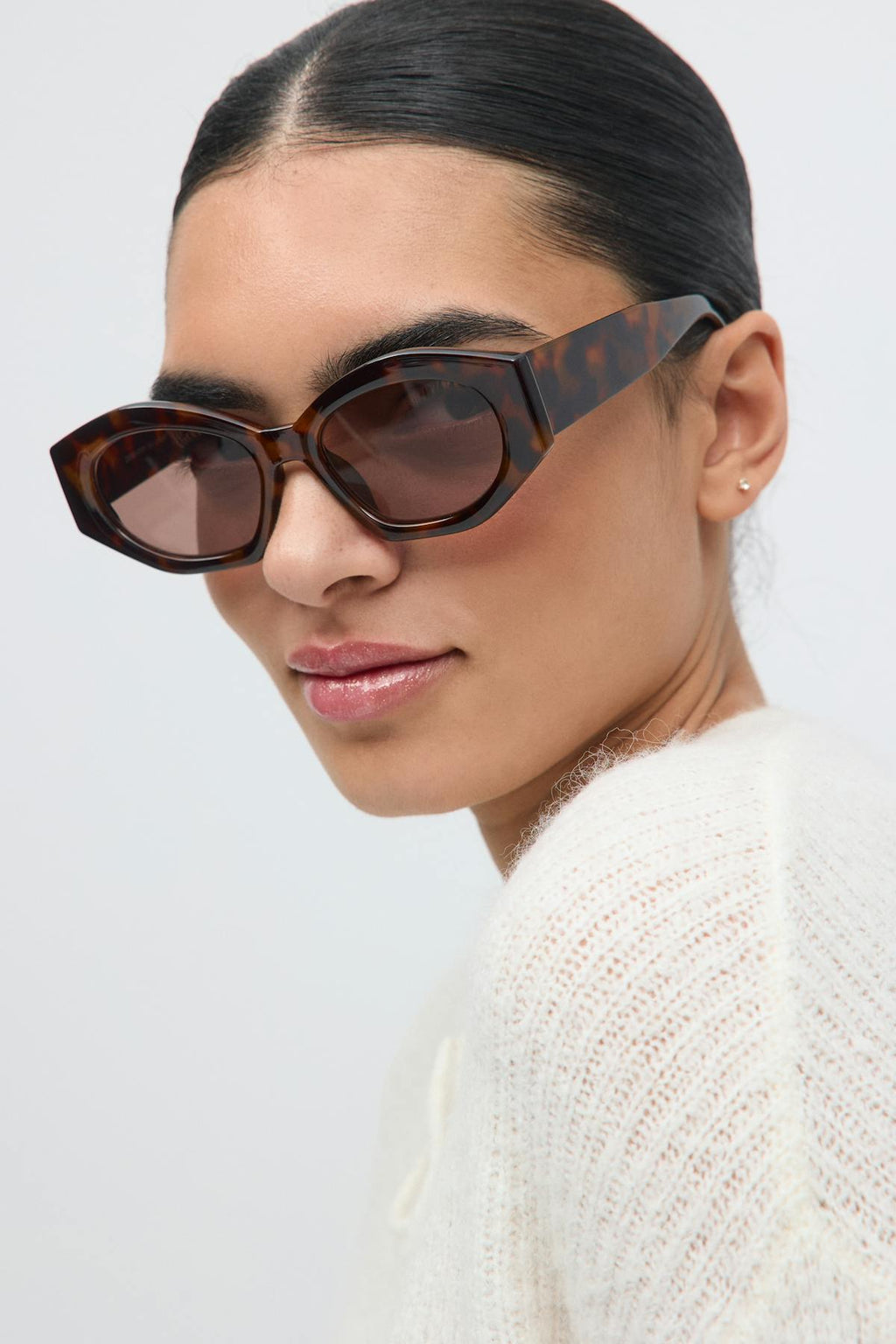 Angular cateye sunglasses