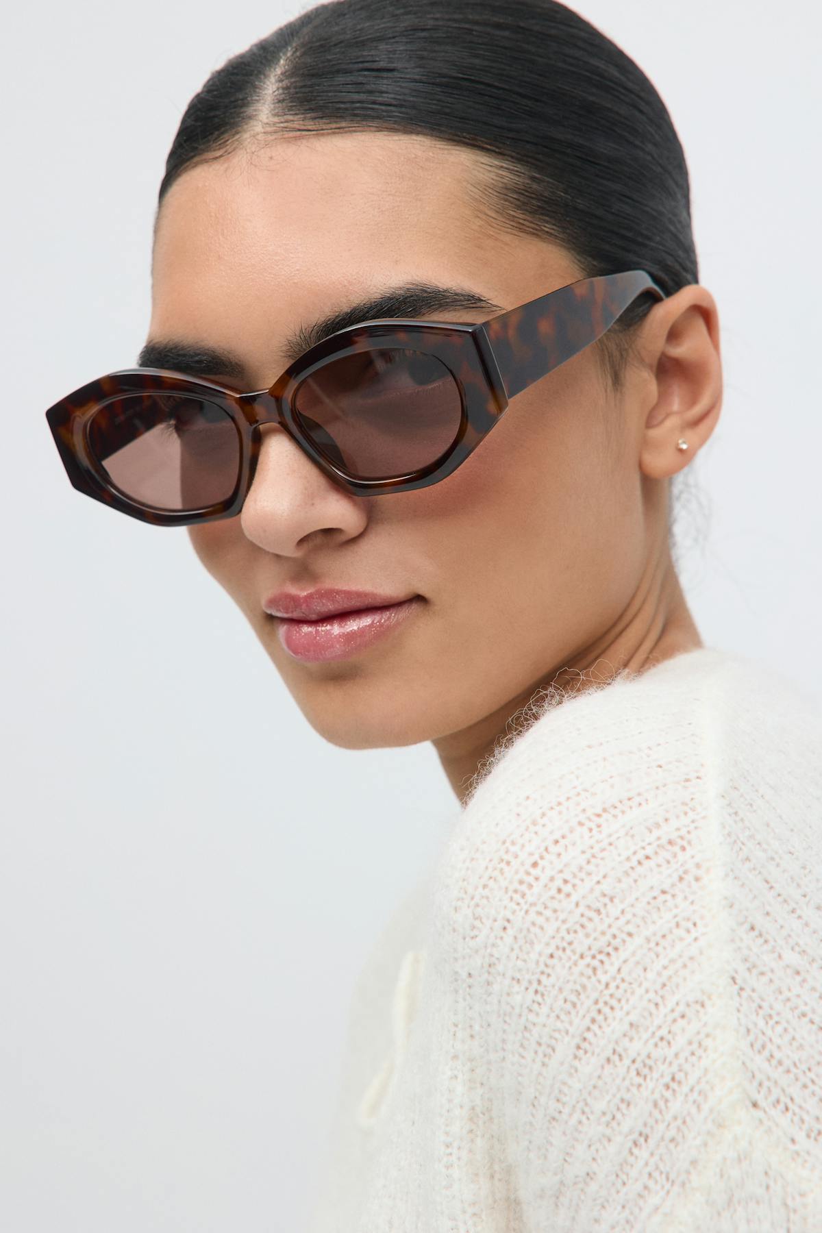 Angular cateye sunglasses