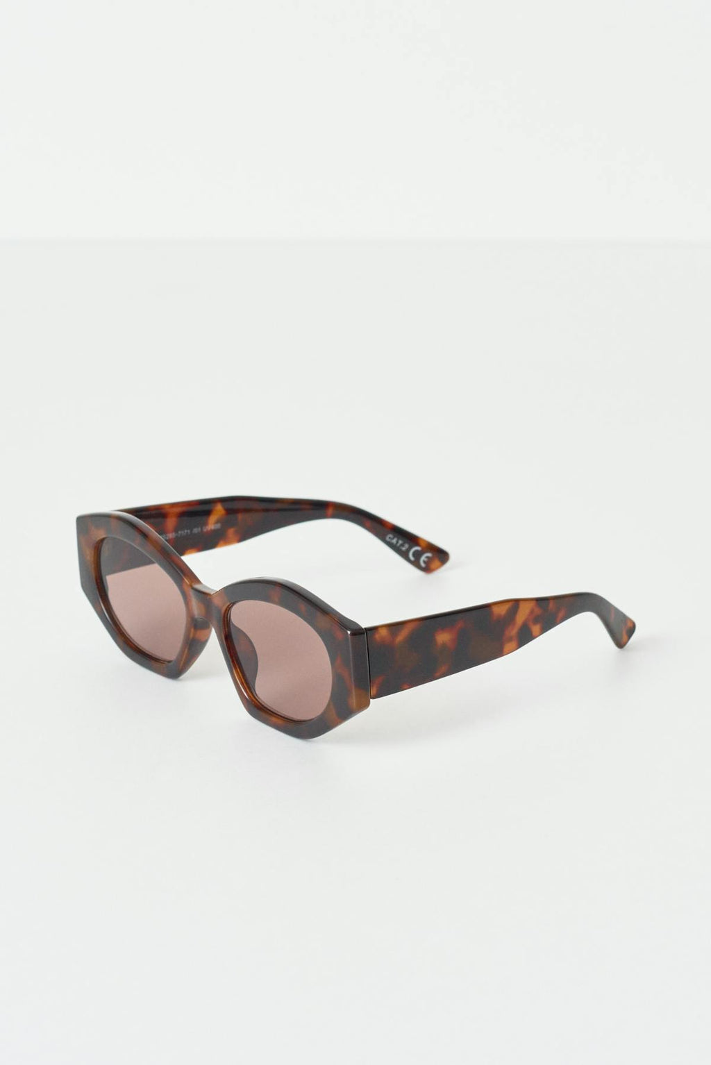 Angular cateye sunglasses