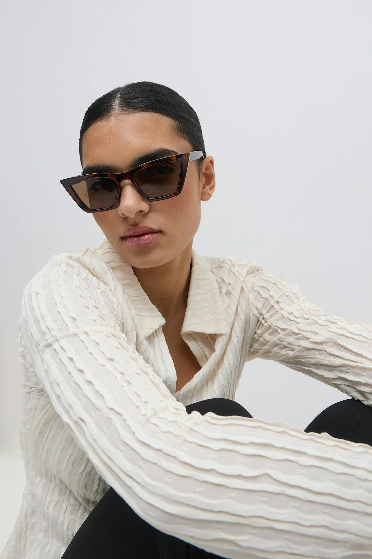 Sharp cat eye sunglasses