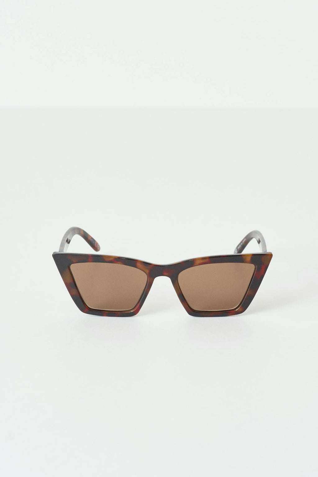 Sharp cat eye sunglasses