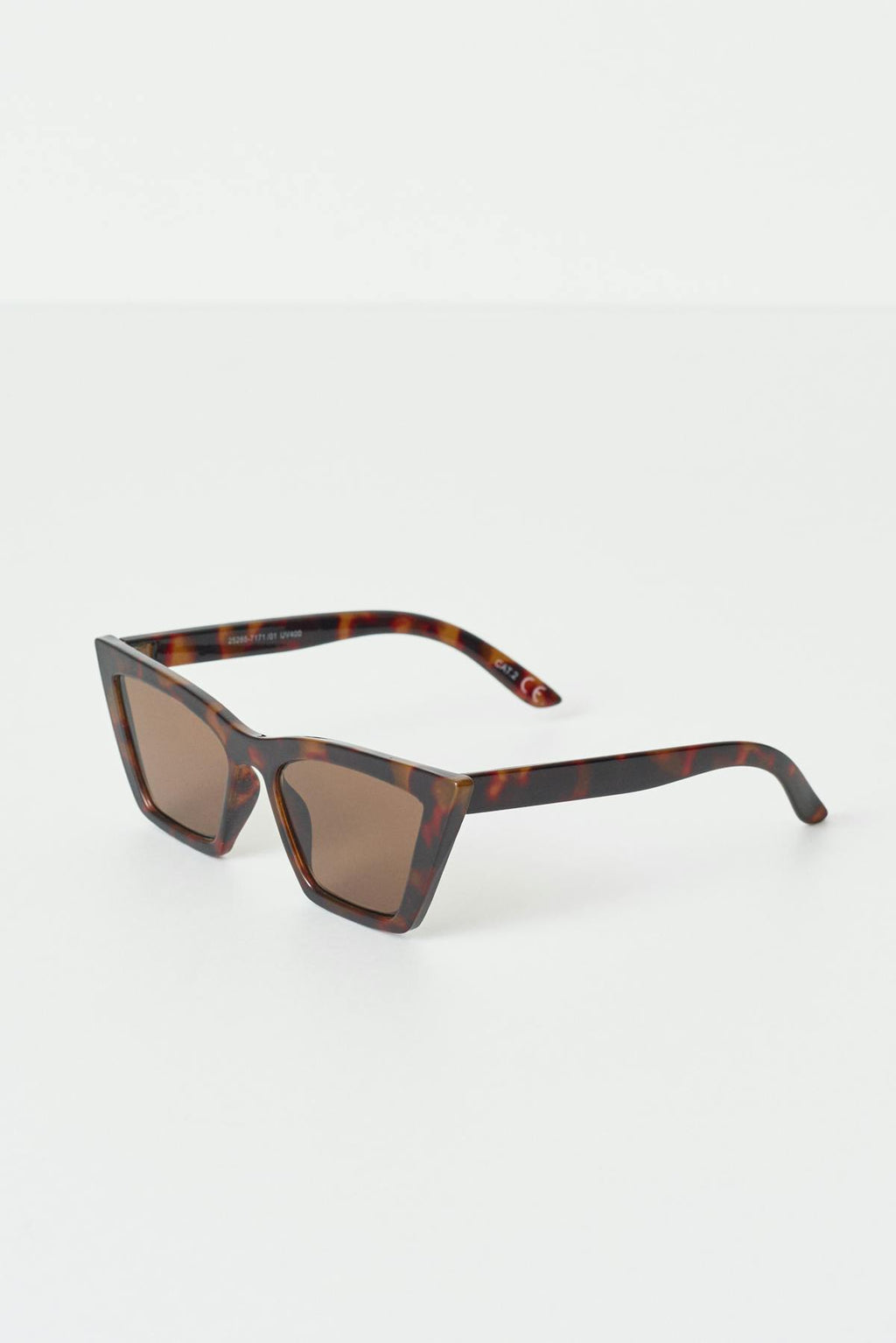 Sharp cat eye sunglasses