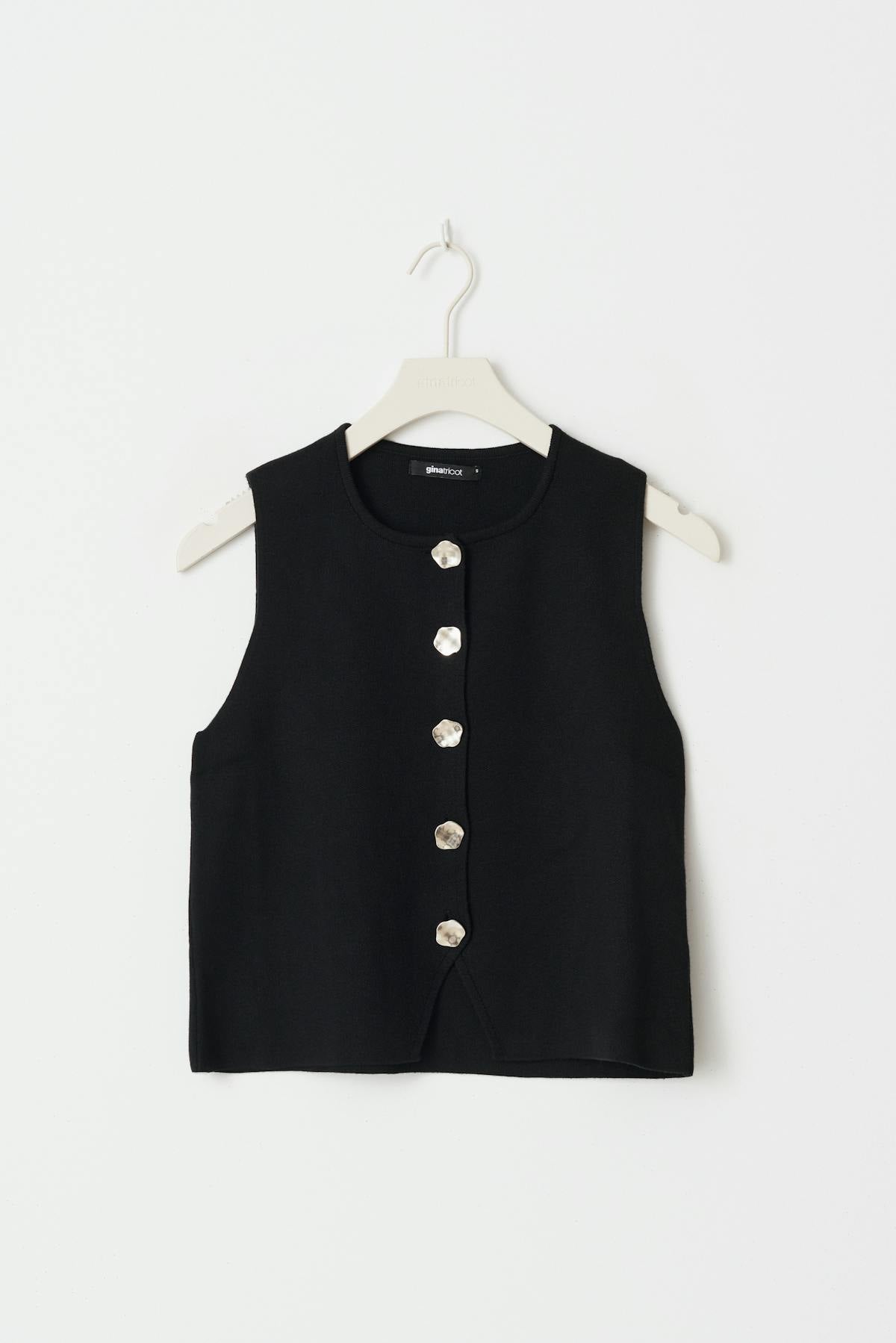 Fine knitted vest