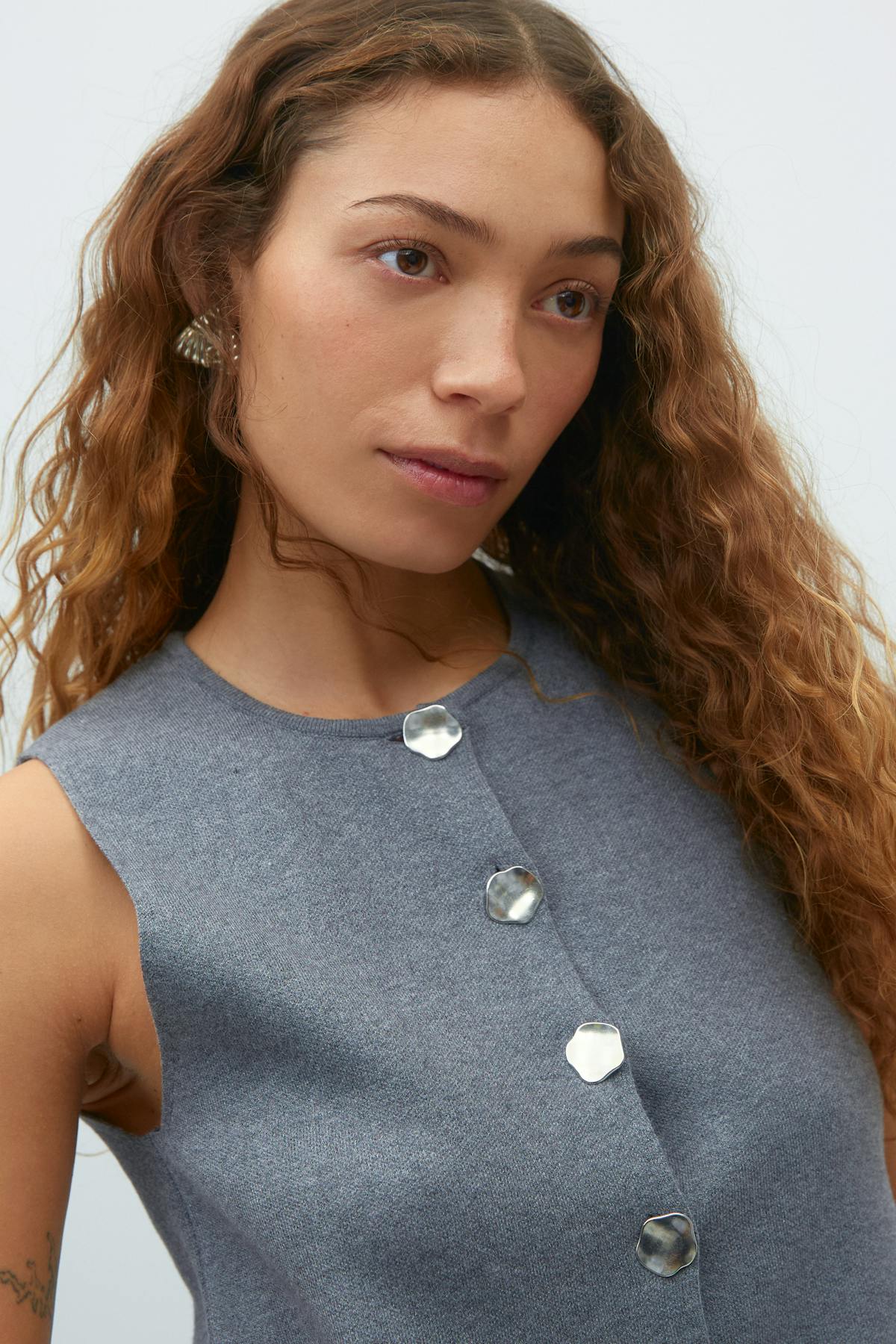 Fine knitted vest