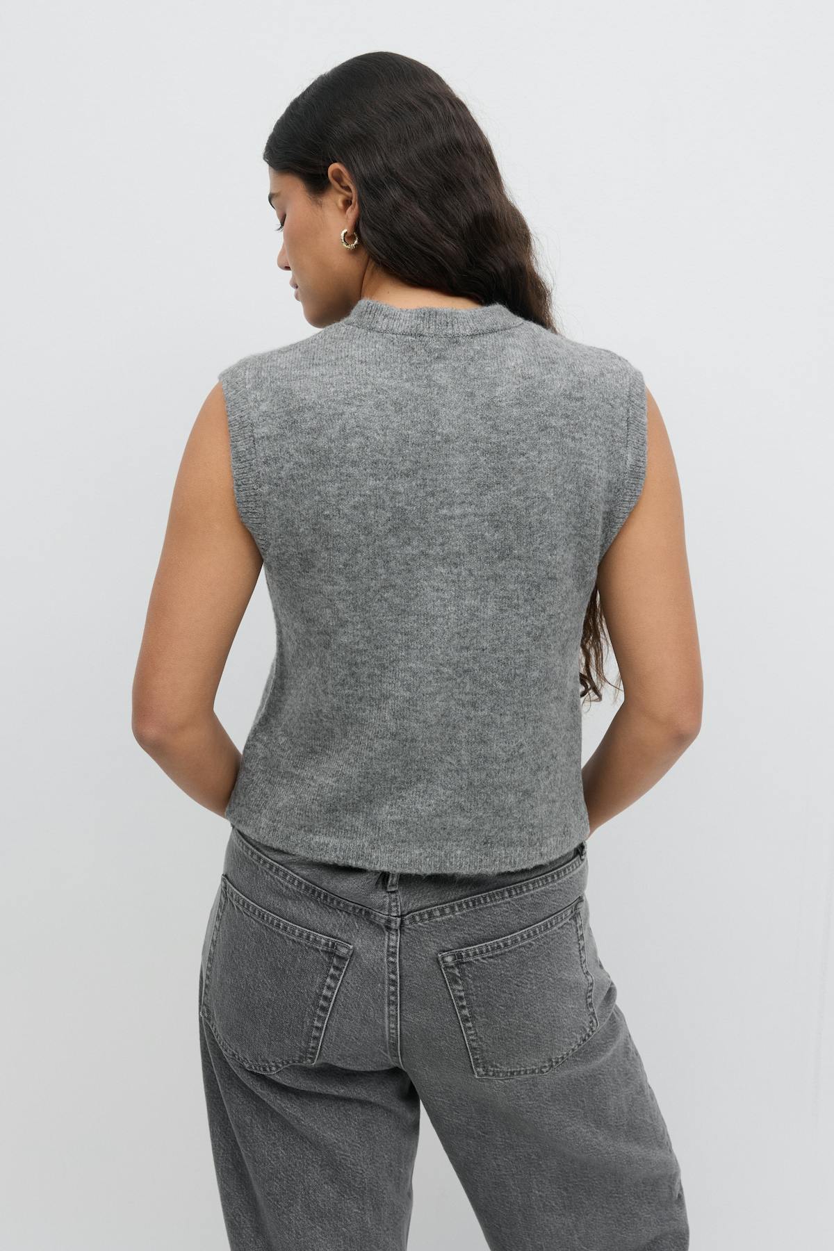 Loose knitted vest