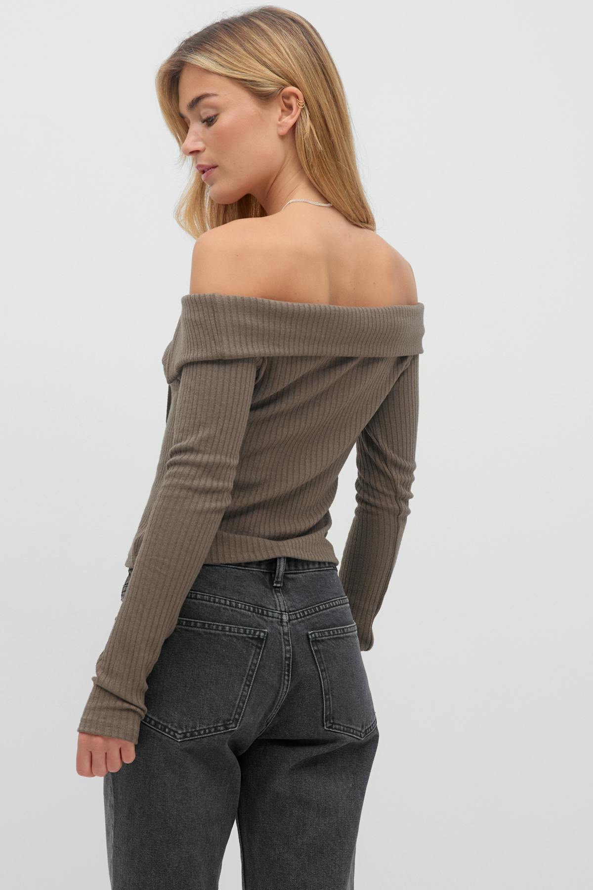 Off shoulder rib top
