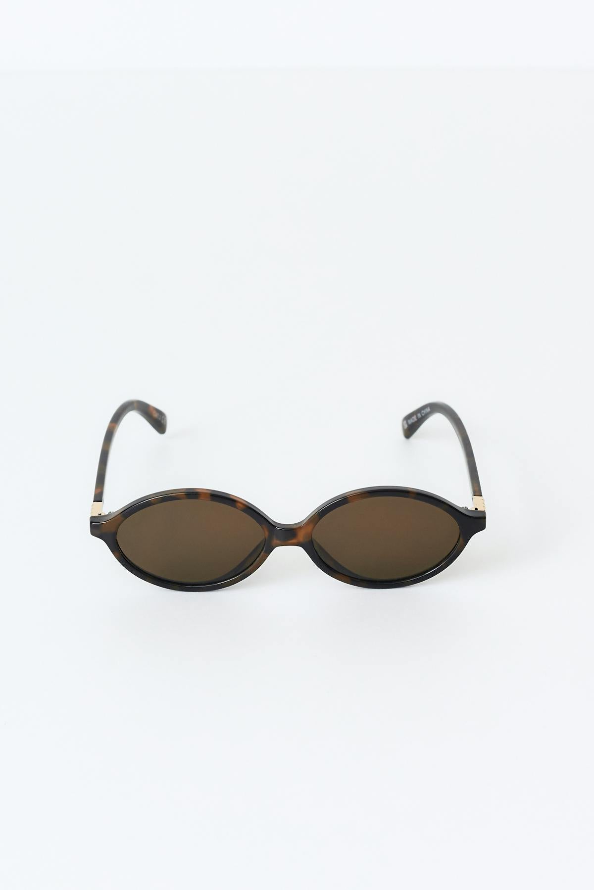 Oval eyeglasses