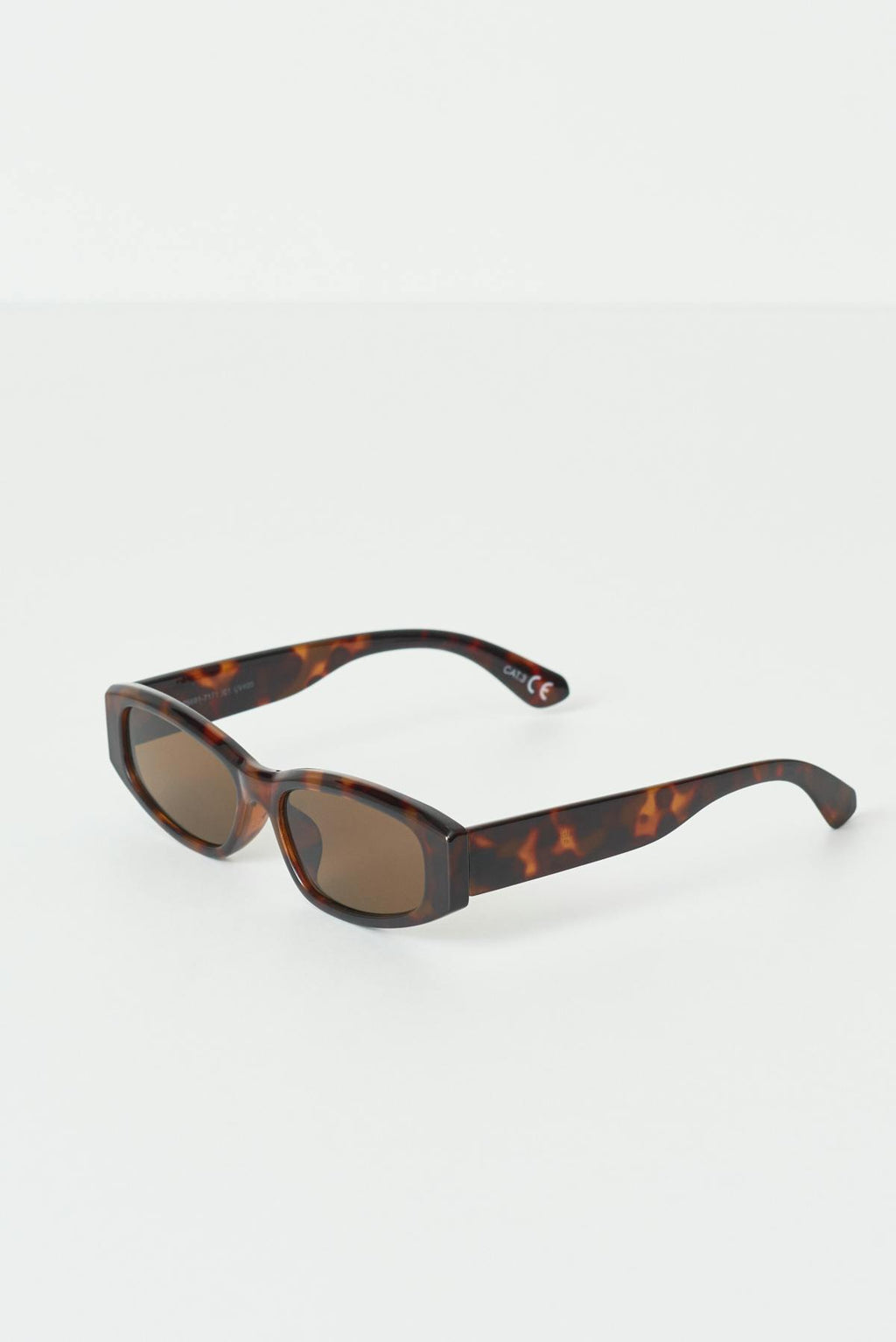 Slim sporty sunglasses