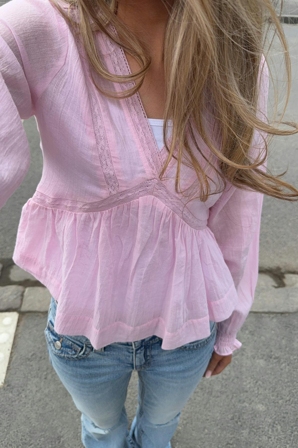 Y lace blouse