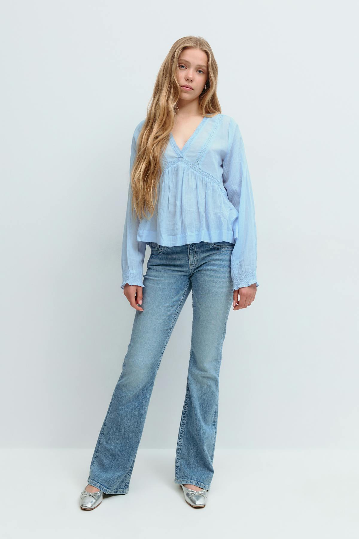 Y lace blouse