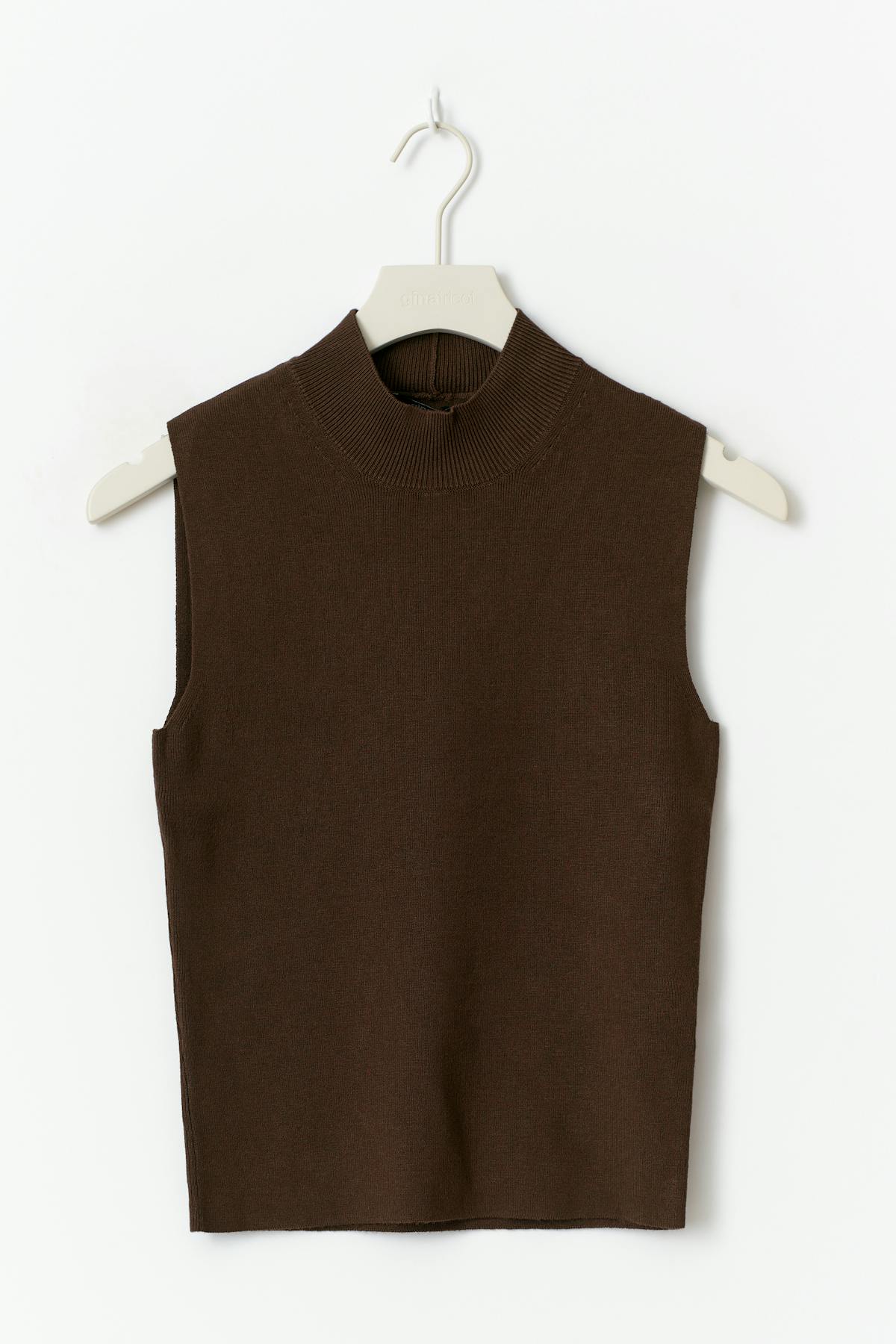 Turtleneck knitted top