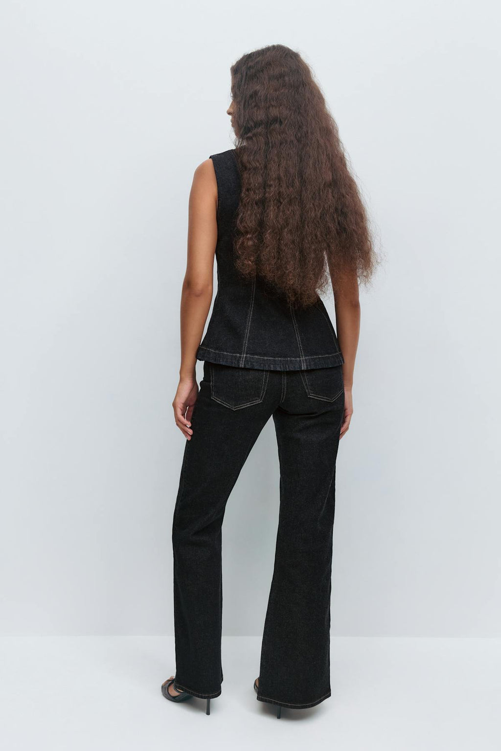 Low front slit jeans