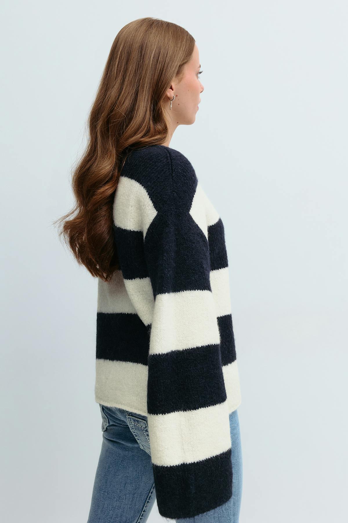 Y striped knitted sweater